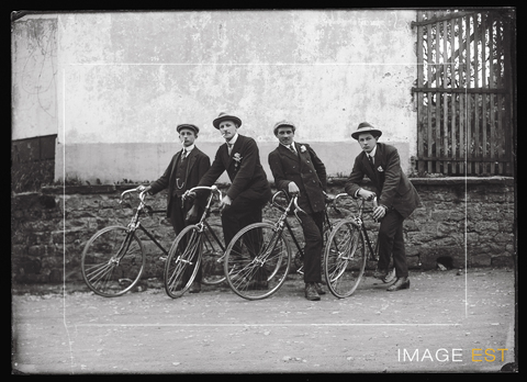 Groupe de cyclistes (Fougerolles)